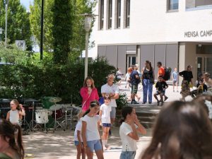 Begrüßung durch Claudia Steinkopf und Markus Kraus auf dem Platz Villefranche