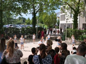 Viele begeisterte Zuschauer auf dem Platz Villefranche